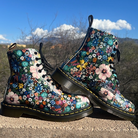 🌺 🌸 Dr. Martens Pascal Wanderlust Colorful Floral Boots 🌸🌺 - Picture 1 of 17